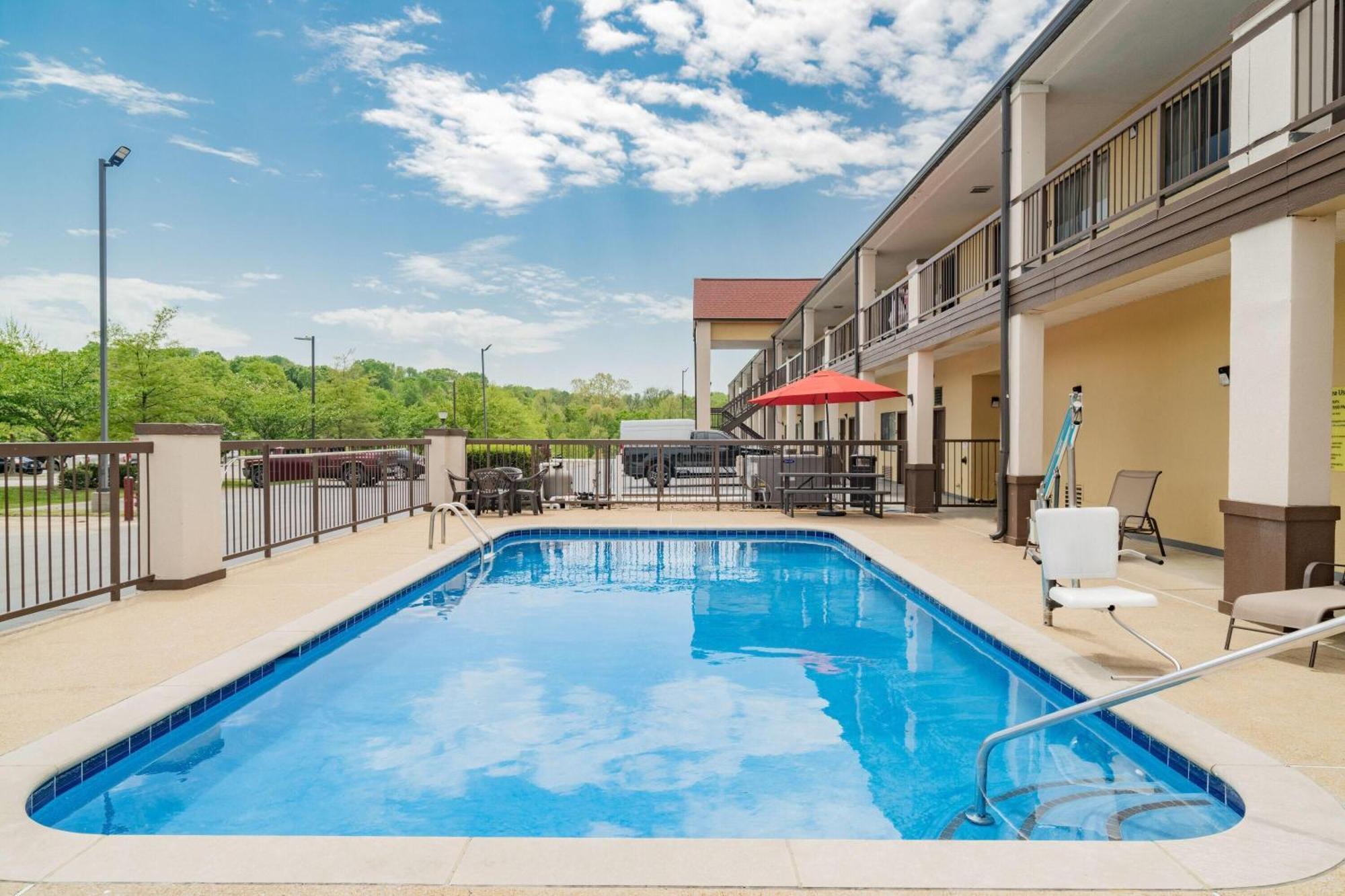 Super 8 By Wyndham Columbia Hotel Exterior foto